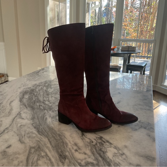 Born super soft suede gorgeous knee high boots. 16” shaft. 2” heel. - Picture 3 of 5